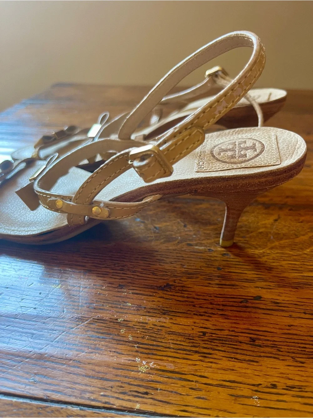 Tory Burch Tan Bow Logo T-Strap Sandals 9.5